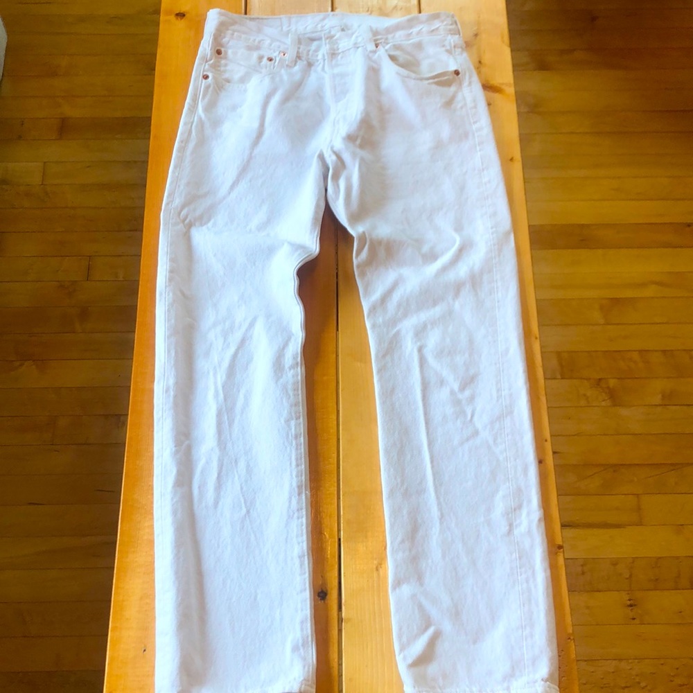 Men’s Levi white jeans